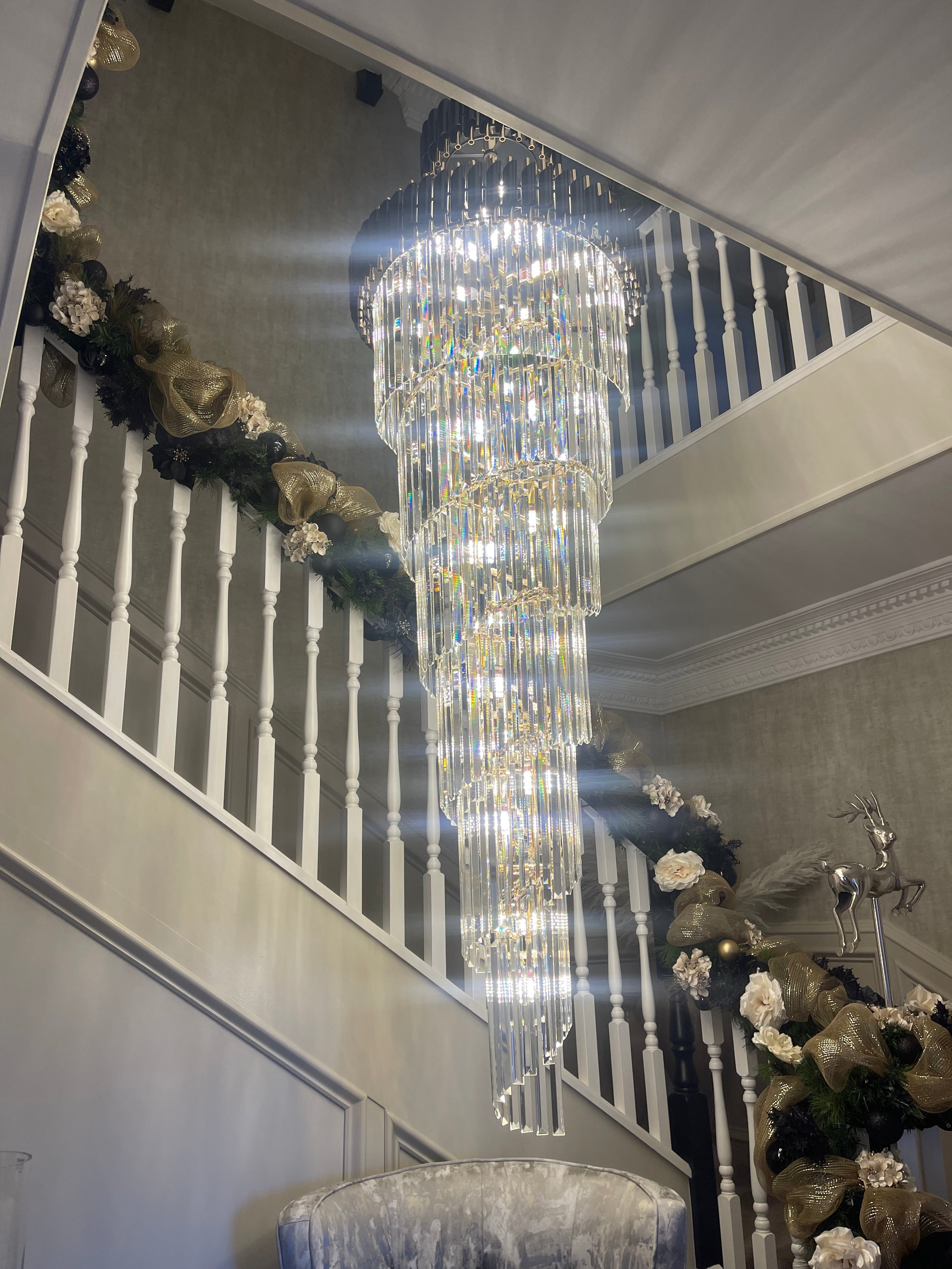 Elegant crystal chandelier for duplexes and open spaces